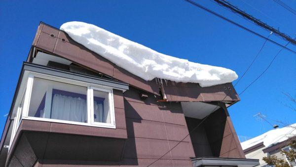 大雪の影響　雪の重みでパラペットが破損