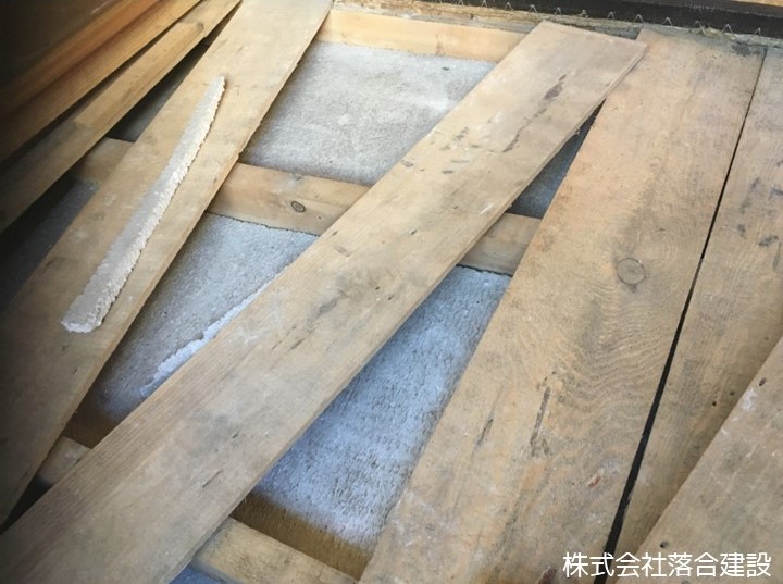 和室の床板をはがし木下地を作り直します　写真は今の床板をはがした状態です　施工当時の主流だった薄い断熱材が貼ってありました