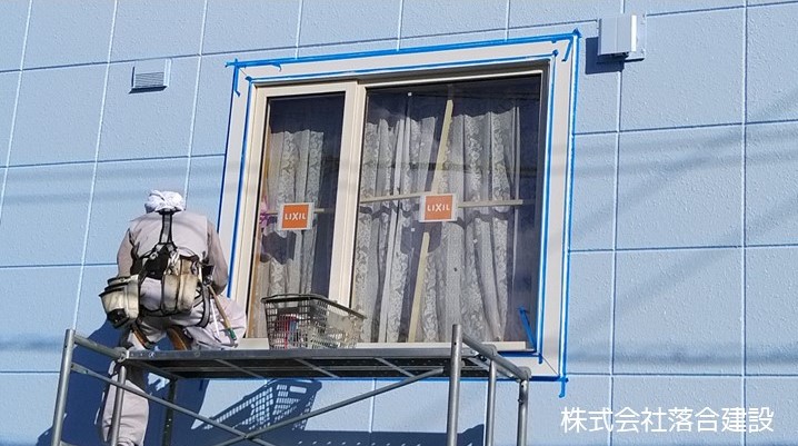 新しい窓を取り付けます　事前に計測したサイズの物を取り付けるので工事は早く終わります