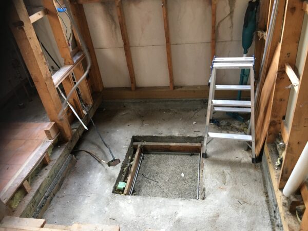 壁、床、天井、ユニットバス本体の撤去完了の状態です　ここから新たに断熱材を入れて下地を作っていきます