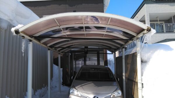 ①カーポートの屋根が雪の重みで屋根がつぶれた状態です　このまま放置するのは落下の危険もあるので早急に直します